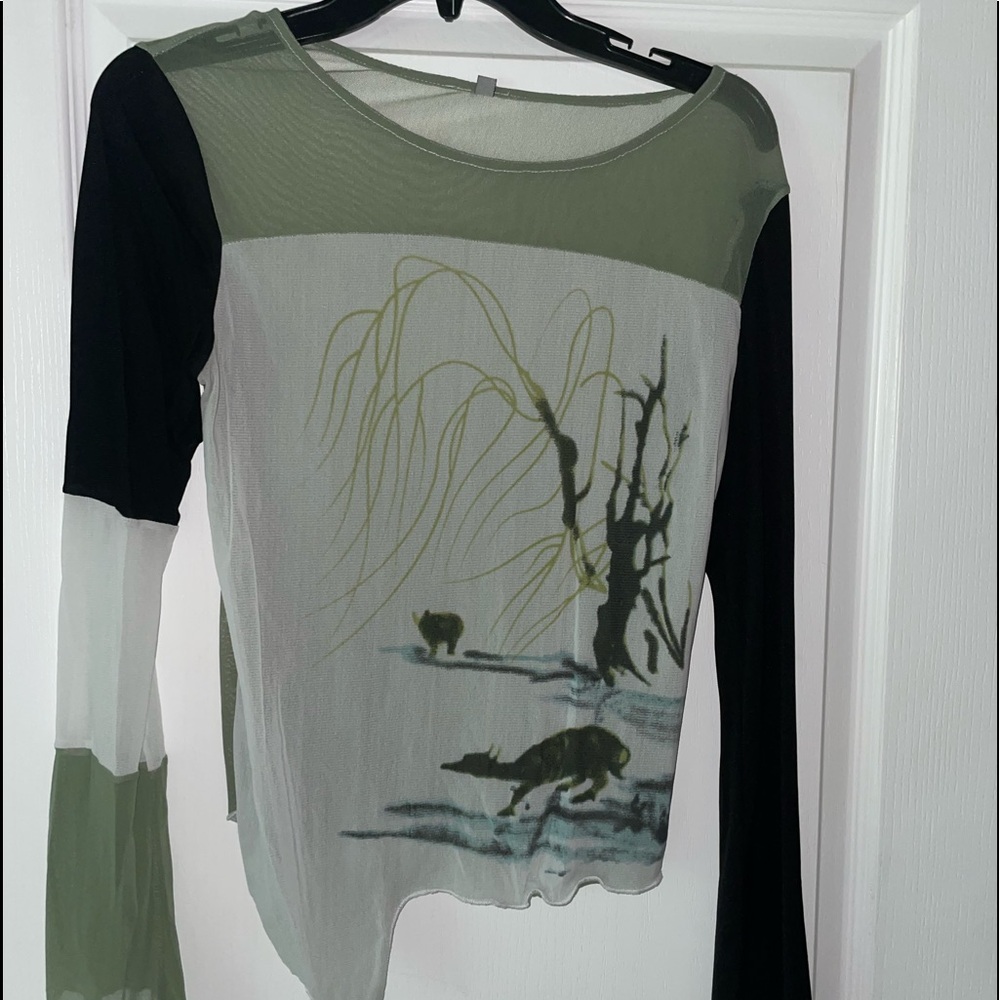 Abstract mesh top